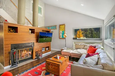 Image de Chic Condo, Awesome Pool & Hot Tub, On Bus Route