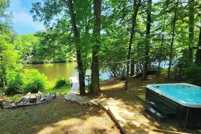 Image de Lakeside Cabin - Hot Tub, Firepit, Kayak, Arcade