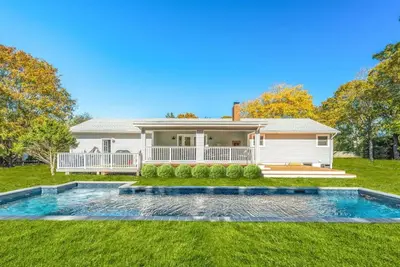 Image de Pristine, all new modern home with pool and dock\n
