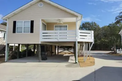 Image de 3 Bedroom Ocean green Cottage with a short walk to the Beach