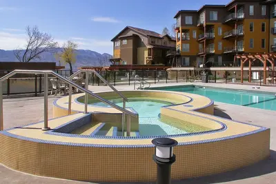 Image de The Willow a Modern lake front condo steps from a quiet beach