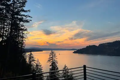 Image de Beautiful Lake Home with Breathtaking Views!