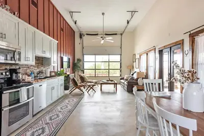 Image de Hill Country Gem- 5 Acres, Hot Tub, Barn w/ games