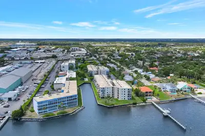 Image de 5 minutes to the Beach, Supermarkets, Restaurants. Family-sized condo.