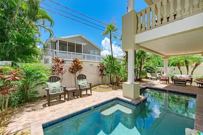 Image de 2 Unit Condo • Both Included • Heated Pool • Walk to Beach