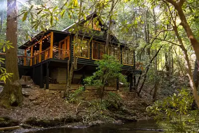 Image de The Hemlock Bear - Creekside + Hot Tub + Firepit