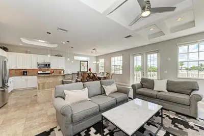 Image de Sunny 3 Bed 2 Bath w/Pool, Elevator, Walk to Beach