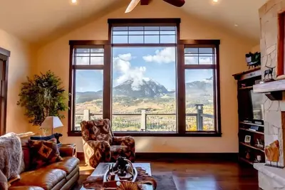 Image de Custom Home, Incredible Mountain Views, Private Hot Tub, Pool Table, Available for Monthly Rental
