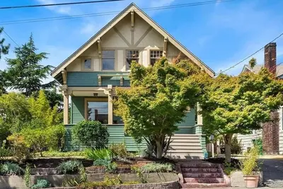 Image de Warm & Cozy 2br in Wallingford | Skyline Peek