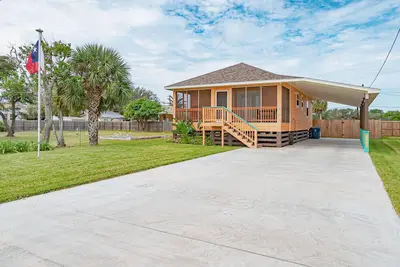 Image de Cozy Bay House with Screened Front Porch/Covered Parking/Walking Distance to Bay