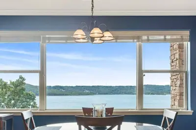 Image de Stunning Lakefront Condo with Scenic Views and Proximity to Premier Attractions!