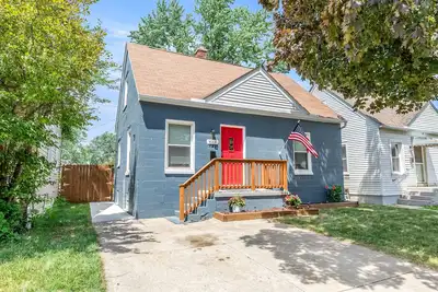 Image de 4 Bedroom Bungalow in the \"Heart of Metro Detroit\"