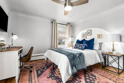 Image de Bright & Spacious 2br | Huge Backyard | Shelby Twp
