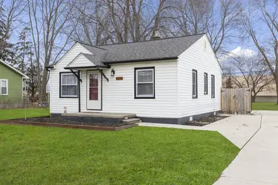 Image de Great Location! Cozy Home with Huge Backyard