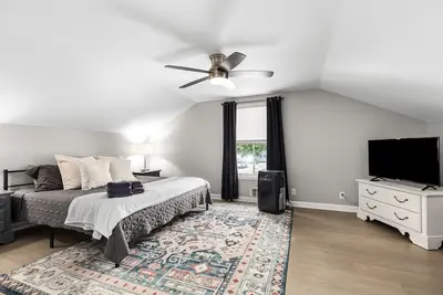 Image de Prime Location! 2br, King Bed w/ Private Laundry