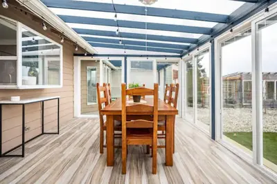 Image de Shiny Rambler House with a Spacious Solarium.