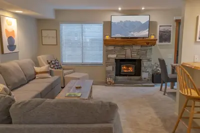 Image de Cozy retreat. Walk to town / shuttle. 5 min drive to ski lifts and parks.