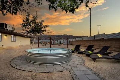 Image de Emerald Haven! Pool + Spa + 15 Min to Jt Park!