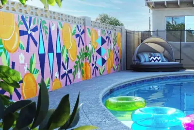 Image de Lux w/Guest House, Pool, Putt, Mins to Old Town