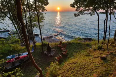 Image de Breathtaking Lakefront Cabin On Lake Ontario with Beach!