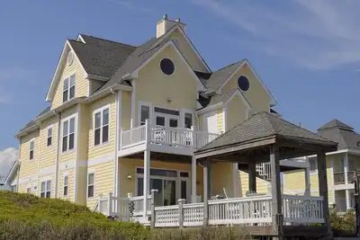 Image de Pier Pressure - Amazing Oceanfront 6 Br Half Duplex; Hot Tub and more! Pet