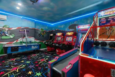 Image de Epic 8br Villa w/Free Arcade, Theater, Pool & Spa!