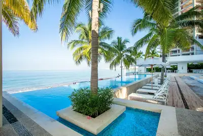 Image de Beachfront X-Large Corner Unit-2 Bdr- Ocean View
