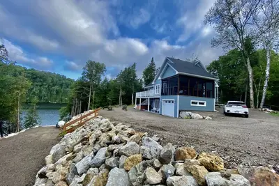Image de La Belle Bleue sur le Lac, 4 chambres, 2 sdb, Spa, foyers intérieur et extérieur