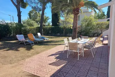 Image de Magnifique villa arborée, idéalement située à deux pas de la plage.