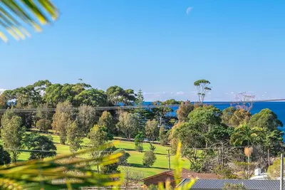 Image de Summer Days - elevated home with ocean views