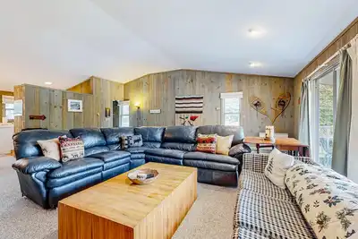 Image de Charming townhome with pool, fireplace, skiing, fast WiFi, & washer\/dryer