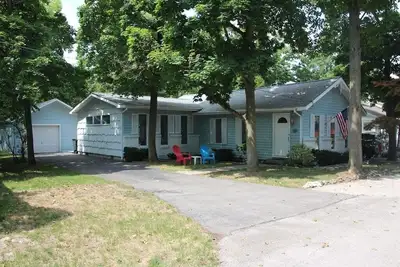 Image de Lovely Lakeside Chautauqua Cottage Rental