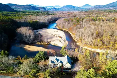 Image de Lovely home with water view, hot tub, fireplace, & washer\/dryer
