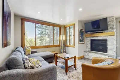 Image de Remodeled condo with balcony, fireplace, WiFi, & mountain view - steps to slopes