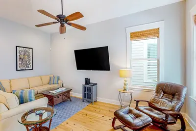 Image de Beautiful ocean view home with pool, washer/dryer, cable, central Ac