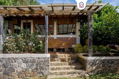 Image de La Cabaña Colibrí, nichée en pleine nature, avec vue sur le lac
