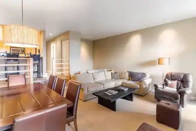 Image de Two-story condo with ski view, pool, hot tub & gas fireplace - ski/walk to lifts