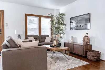 Image de Walkable to Dinner, ☕️, Unmc 🏥! Cozy home in historic Dundee!