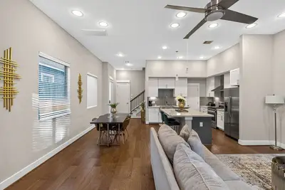 Image de Experience Houston in style! This upscale retreat blends modern amenities with prime access to Downtown, george brown convention center