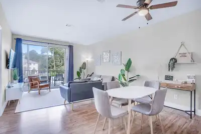 Image de 🎯Close to all Beaches-Walk to Grand Blvd- Pool- 2br Penns Paradise🎯