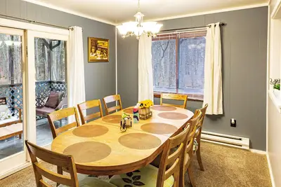 Image de Beautiful 6 Bedroom Home Nestled in the Woods