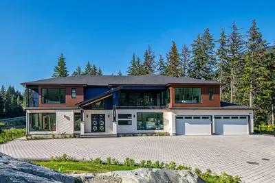 Image de Brand new 6 Bedroom Luxury spacious home with H/T