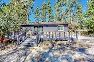 Image de Dog-friendly, renovated home with fireplace & amazing deck