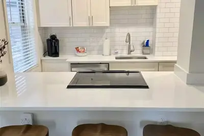 Image de 6k Stunning New Modern Condo w/ Private Balcony