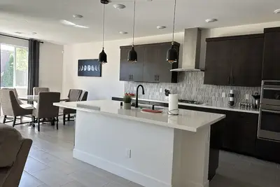 Image de Cheerful & cozy 4 bedroom and 3. 5 bath home.