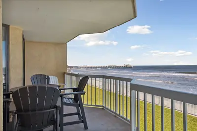 Image de Oceanfront condo with full balcony - 2 blocks to shops & restaurants - Cov 120!