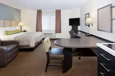Image de Getaway Weekend Trip! Relax w/ Spacious Suite w/ Living Room, Free Parking
