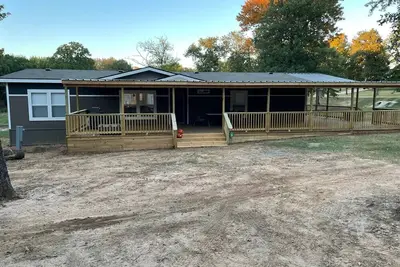 Image de Our happy place at Lake Texoma is minutes away from the lake, marina & boat ramp