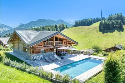 Image de Chalet 5 étoiles avec piscine d'été et home cinéma