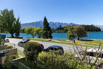 Image de Central Queenstown, Lakeside Location